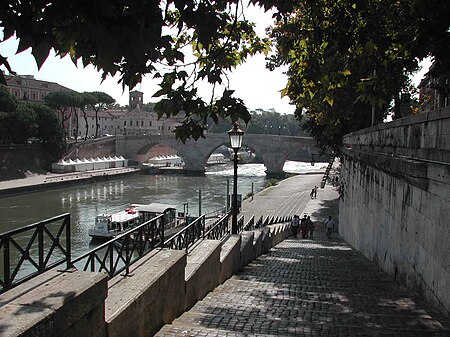 A boat-boarding area on Lungotevere degli Anguillara; in the background, Ponte Cestio and the Tiber Island Battelli sul Tevere - 01 imbarco.JPG