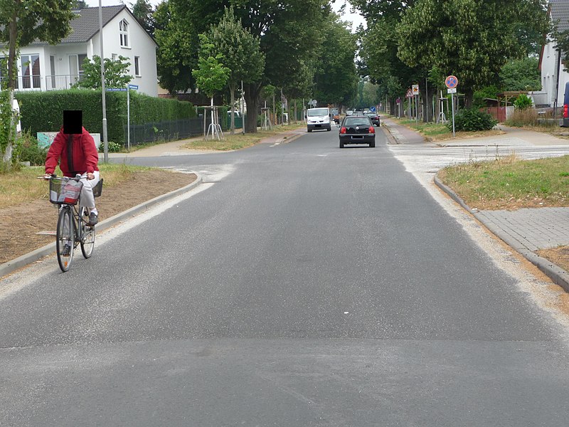 File:Beethovenstraße, Abschnitt südlich der Kreuzung mit der Ernst-Schneller-Straße - Richard-Wagner-Straße, nach der Asphaltierung - panoramio.jpg