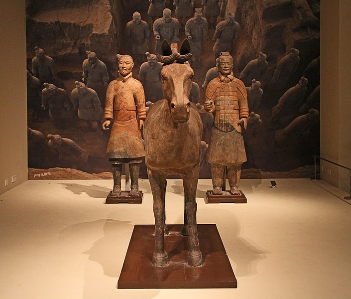 Fichièr:Beijing-Nationalmuseum-32-Terracottapferd und -figuren-2012-gje.jpg