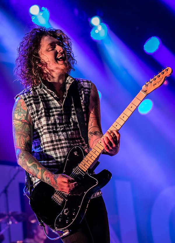 Bruce performing with Asking Alexandria in 2018