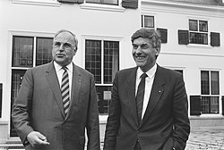 Chancellor of West-Germany Helmut Kohl and Prime Minister Ruud Lubbers at the Catshuis on 30 November 1987. Bezoek bondskanselier Helmut Kohl Helmut Kohl en premier Lubbers in de tuin va, Bestanddeelnr 934-1402.jpg