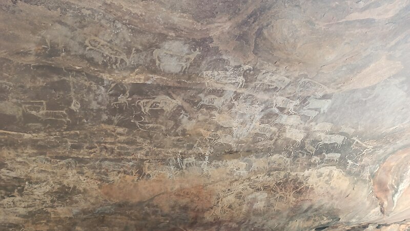 File:Bimbetka rock art site 16.jpg