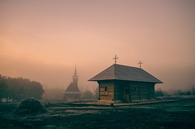 În fundal: biserica de lemn din Hirișeni, Chișinău. În prim-plan: biserica de lemn din Gîrbova. Fotograf: IurieSvet