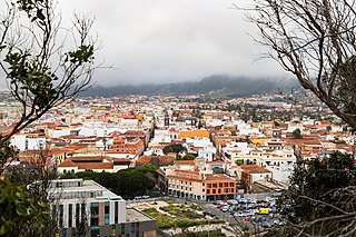 Blick auf San Cristóbal de La Laguna aus der Aussichtsplattform Mirador De San Roque auf Teneriffa, Spanien (48225362971).jpg