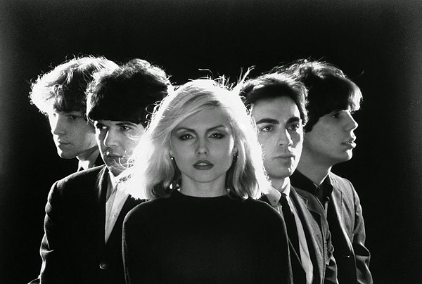 Blondie, 1976. L–R: Gary Valentine, Clem Burke, Deborah Harry, Chris Stein and Jimmy Destri.