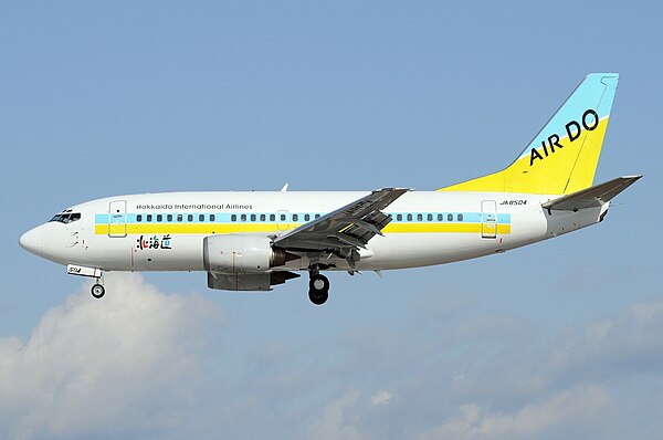 Former Air Do Boeing 737-500, in previous Hokkaido International Airlines livery (2010).