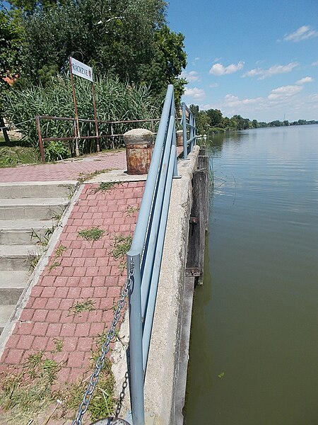 File:Bollards, railing and wooden fenders, Kelemen Park ship station, 2018 Ráckeve.jpg