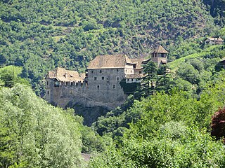 Замок на фоне горных склонов
