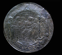 Akilles' tallerken (Plat d'Achille); Patroklos fører Briseis ut av teltet hvor Akilles sitter. Missorium i sølv, slutten av 300-tallet e.Kr.