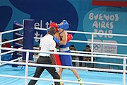 Deutsch: Boxen bei den Olympischen Jugendspielen 2018 Tag 12, 18. Oktober 2018 - Finale im Leichten Weltergewicht Jungen – Ilia Popov (Russland, rot) schlägt Talgat Shaiken (Kasachstan, blau) 4-1; Ringrichter ist James Beckles (Trinidad und Tobago). English: Boxing at the 2018 Summer Youth Olympics on 18 October 2018 – Final Light Welterweight Boys Bout - Ilia Popov (Rusia, rojo) supera a Talgat Shaiken (Kazajstán, azul) 4-1; Referee is James Beckles (Trinidad and Tobago). Español: Boxeo en los Juegos Olímpicos Juveniles de Verano de 2018 en 18 de octubre de 2018 - Chicos de peso welter ligero final: Ilia Popov (Uzbekistán, roja) le gana a Talgat Shaiken (Egipto, azul) 4-1; El árbitro es James Beckles (Trinidad y Tobago).