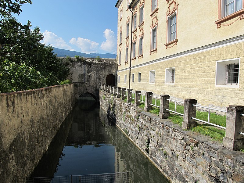 File:Bressanone, palazzo vescovile, fossato.JPG