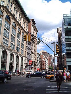 Křižovatka Broadway a Houston St v Noho, New York City.jpg