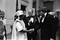 Bryus Jenner Gerald Ford va Uilyam Tolbert bilan 1976.jpg-da salomlashadi