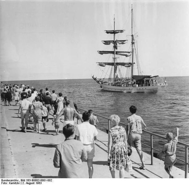 File:Bundesarchiv Bild 183-B0802-0001-002, Warnemünde, Segelschulschiff "Wilhelm Pieck.jpg