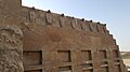 קיר עם נחשי קוברה בפירמידה של ג'וסר, שנבנה בשנים 2611 - 2630 לפנה"ס במצרים. זהו המבנה הראשון המזכיר בצורתו פירמידה