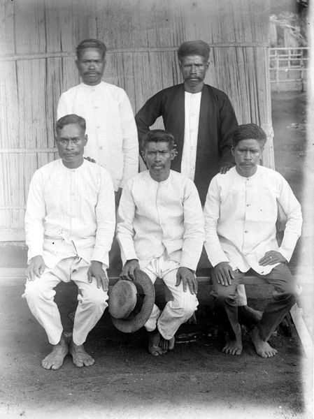 File:COLLECTIE TROPENMUSEUM 'Een groep Molukkers uit Waikatin Zuid-Buru de man in het midden is onderstam- en kamponghoofd' TMnr 10001633.jpg