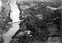 COLLECTIE TROPENMUSEUM Luchtfoto van de brug over de rivier Tjitaroem bij Batoedjadjar Tjimahi Preanger West-Java TMnr 10007687.jpg