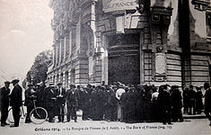 File d'attente devant la Banque de France d'Orléans, le 2 août 1914