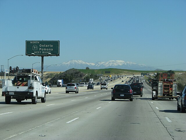 Eastbound SR 91 just before SR 71 in February 2008 before the toll lane extension
