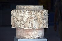 Capital with Classical Garland bearers, 100-200 CE.