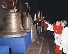 Cardenal Rouco_Varela bendice las_campanas_de_la_catedral (1999)