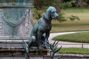 Chien assis (1603), sculpture de Pierre Biard l'Aîné réalisée à la demande du fontainier Thomas Francine pour la fontaine de Diane, ornant le jardin de Diane, au nord du château de Fontainebleau. (définition réelle 5 428 × 3 619)