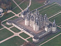 Chambord, entouré d'eau sur deux côtés.