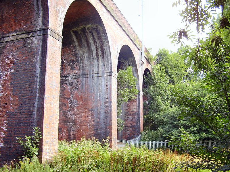 File:Cheadle Hulme Arches.jpg