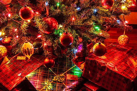 Tập_tin:Christmas_Tree_and_Presents.jpg