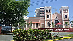 Santurce barrio, San Juan belediyesi, Porto Riko'daki Santurce'deki San Mateo de Cangrejos Kilisesi.jpg
