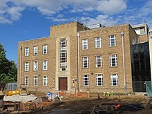 The Clarendon Laboratory - the Lindemann Building with the construction site of the new Beecroft Building (completed 2018) in front. Clarendon Laboratory - Lindemann Building, Oxford.JPG