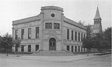 Photograph of Columbus, Indiana Carnegie Public Library from 1909. Columbus, Indiana, Carnegie Public Library dedicated in 1903 cropped from 1909, Art work of Indianapolis and vicinity - published in nine parts - DPLA - ded4ea02f5e21205ce5eceb566af1c78 (page 73) (cropped).jpg