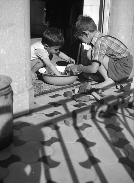 File:Courtyard balcony, boys, sunshine, shadow, summer Fortepan 62532.jpg