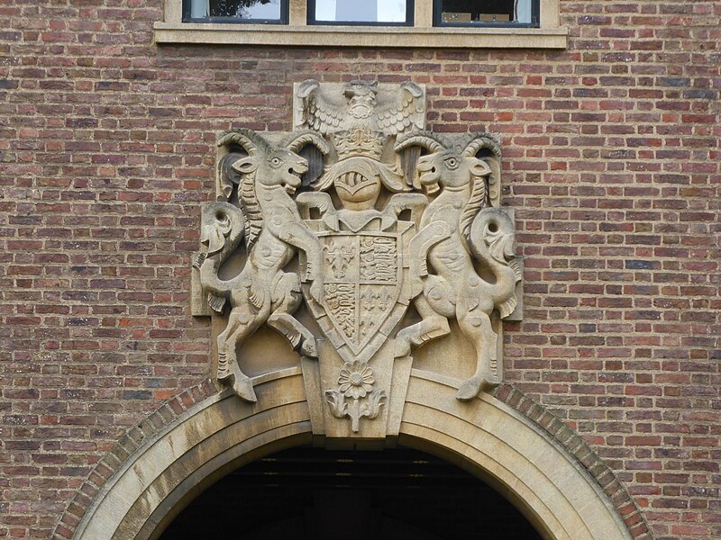 File:Crest above doorway - geograph.org.uk - 5568505.jpg