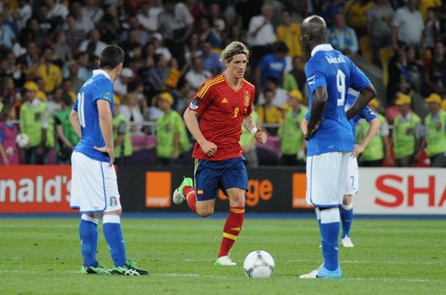 Fernando Torres (in red) in the final