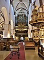 Langhaus mit Taufstein und Orgel