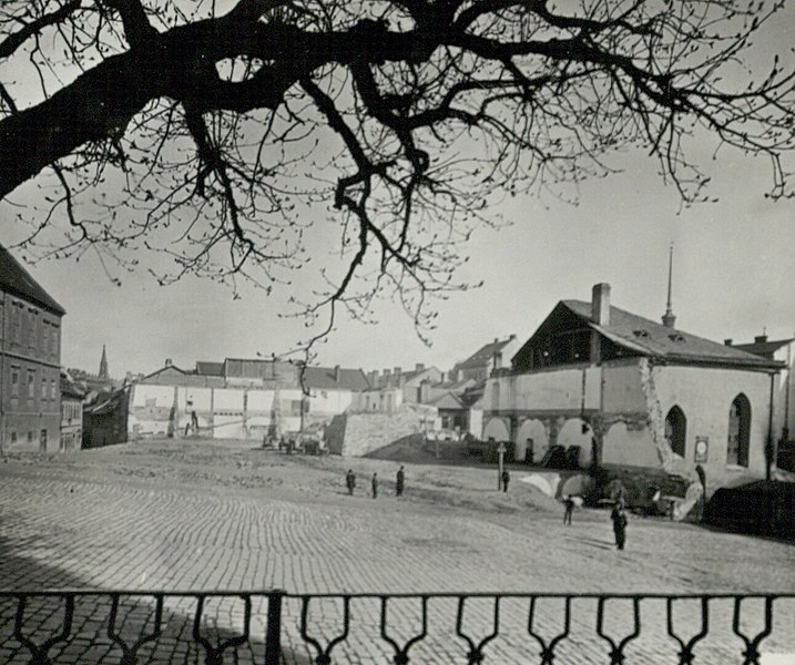 Soubor:Dominikánské náměstí, pohled z boční rampy kostela sv. Michala k Panenské.jpg