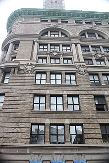 View of the westernmost bay on Willoughby Street. The lower four stories are clad in limestone and have rectangular windows. The upper four stories are clad in brick and terracotta; the fifth and sixth stories contain a double-height window, while the seventh story has an arched window. There is a cornice above the eighth story.