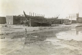 یک کشتی در حال ساخت در بوشهر سال ۱۳۰۳ (اثر والتر میتل‌هولتسر)