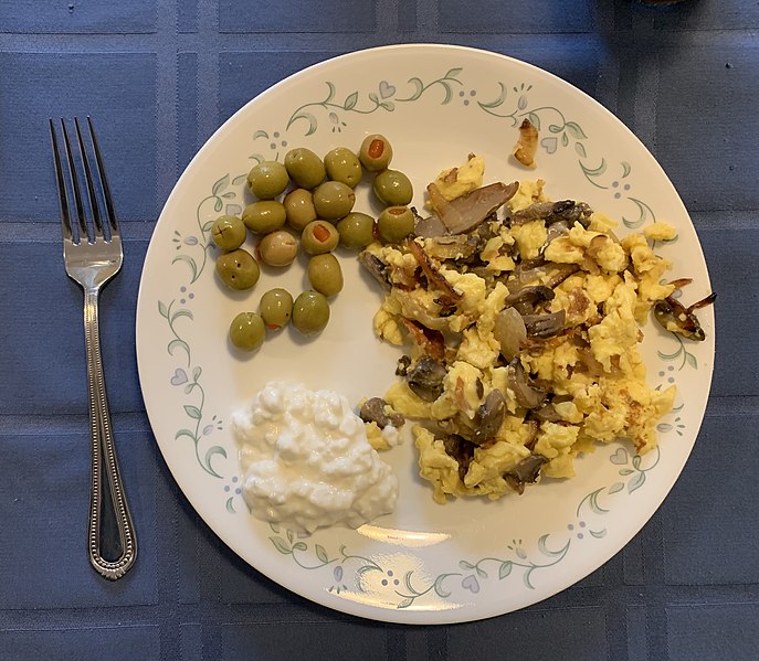 File:Eggs with mushrooms cottage cheese and olives.jpg