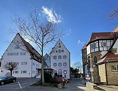 Deutsches Zweirad- und NSU-Museum im ehemaligen Band- und Amtshaus (links) Kapelle (rechts)