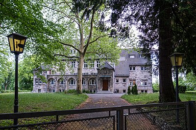 Eingangstor des Parks zum Corps Rhenania in Tübingen.jpg