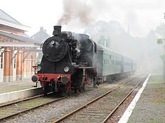Festival 2014 : La locomotive à vapeur (130T) ELNA n°158 traverse la gare d'Olloy-sur-Viroin (tout juste rénovée).
