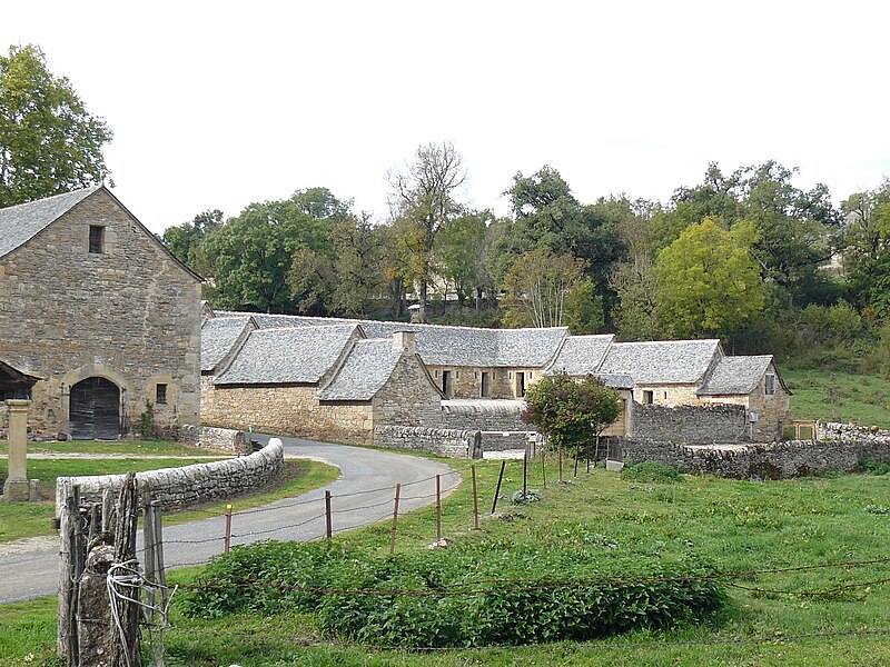 File:Ensemble architectural des porcheries des Bourines.JPG