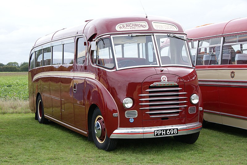 File:Epsom Coaches coach 1951 Bedford SB Duple Vista PPH 698 (1).jpg