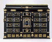 Кабинет Джона Ивлина (англ.) — предмет мебели, принадлежавший известному мемуаристу, достопримечательность музея Виктории и Альберта в Лондоне. Фанелли выполнил бронзовые рельефы и другие бронзовые вставки.