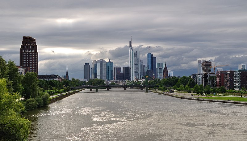 File:Frankfurt Skyline von Deutschherrnbrücke.JPG