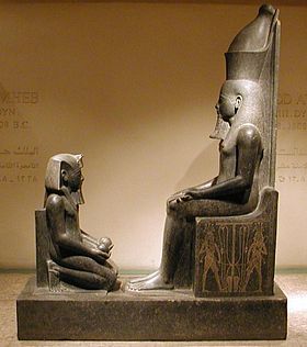Horemheb agenouillé devant le dieu Atoum, musée de Louxor.