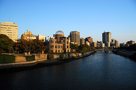 Tập_tin:Ganbaku_Dome_of_Hiroshima_from_distance.jpg