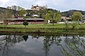 Freibad Thunau, dahinter Burgruine und Pfarrkirche hl. Gertrud